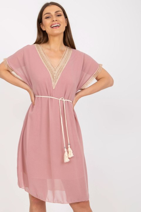 Sukienka Model DHJ-SK-1508.12 Light Pink - Italy Moda - uniwersalny Sukienka Model DHJ-SK-1508.12 Light Pink - Italy Moda - uniwersalny