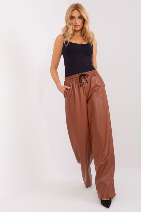 Spodnie Damskie Model LK-SP-509453.47 Light Brown - Lakerta - L/XL Spodnie Damskie Model LK-SP-509453.47 Light Brown - Lakerta - L/XL
