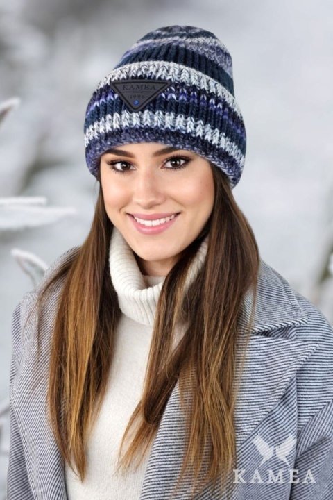 MUSCARI zimowa czapka damska w paski z cekinami kolor jeans - Kamea - uniwersalny MUSCARI zimowa czapka damska w paski z cekinami kolor jeans - Kamea - uniwersalny