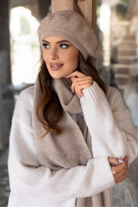 PIWONIA cekinowy beret z wkładem z miękkiego polaru kolor ciemny beżowy - Kamea - uniwersalny PIWONIA cekinowy beret z wkładem z miękkiego polaru kolor ciemny beżowy - Kamea - uniwersalny